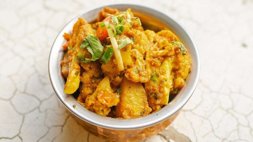 Aloo gobi tamatar masala – cauliflower potato tomato curry