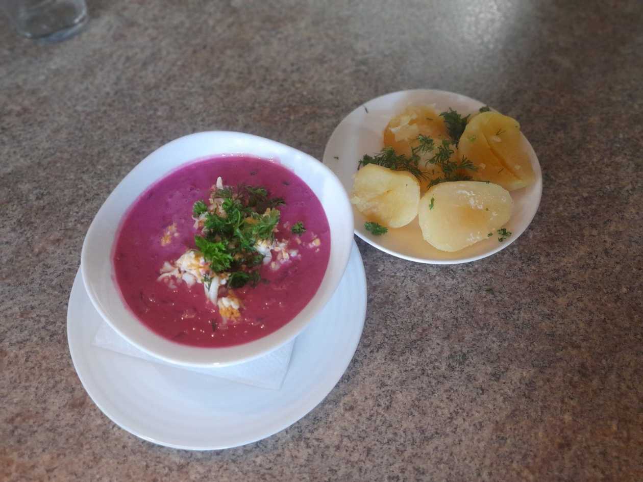 "Šaltibarščiai" soup with hot potatoes