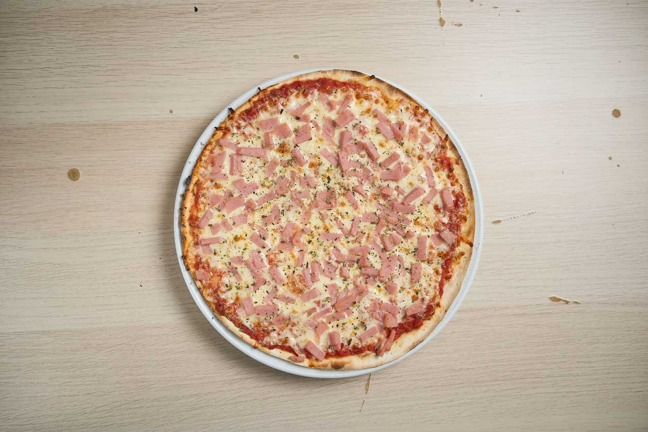 Mozzarella and Ham Pizza