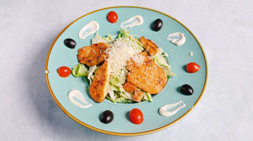 Sezar Salatı Toyuq Əti ilə
