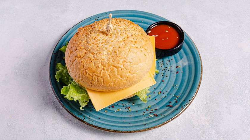 Burger Toyuq Əti ilə