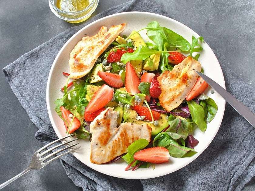 Salata s piletinom i povrćem