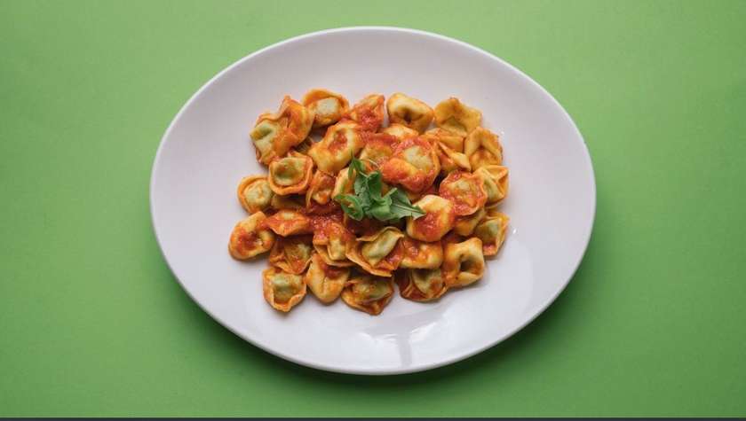 Tortellini Ricotta, Spinach & Tomato Sauce Pasta