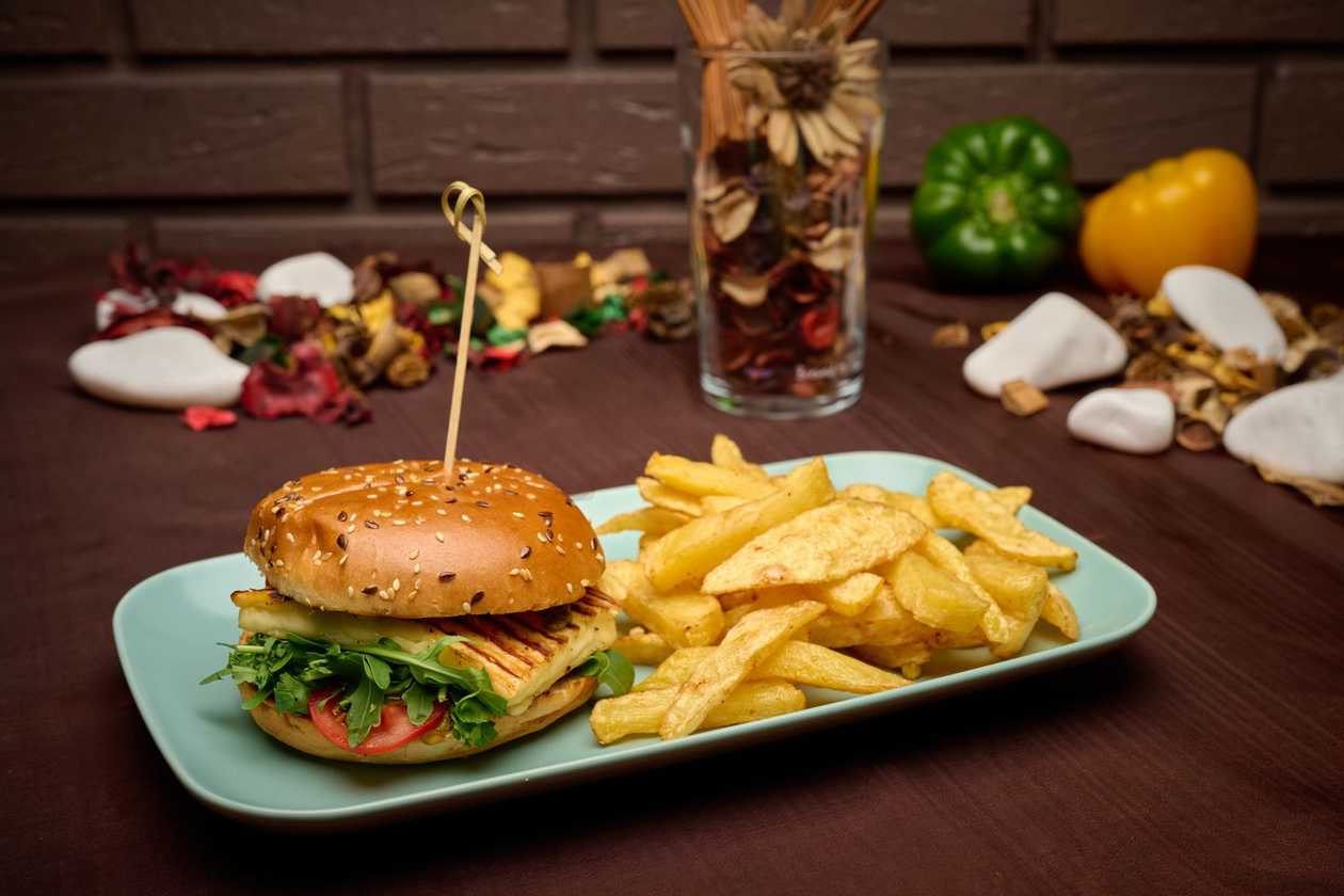 Halloumi Burger 300g +Cartofi prajiti
