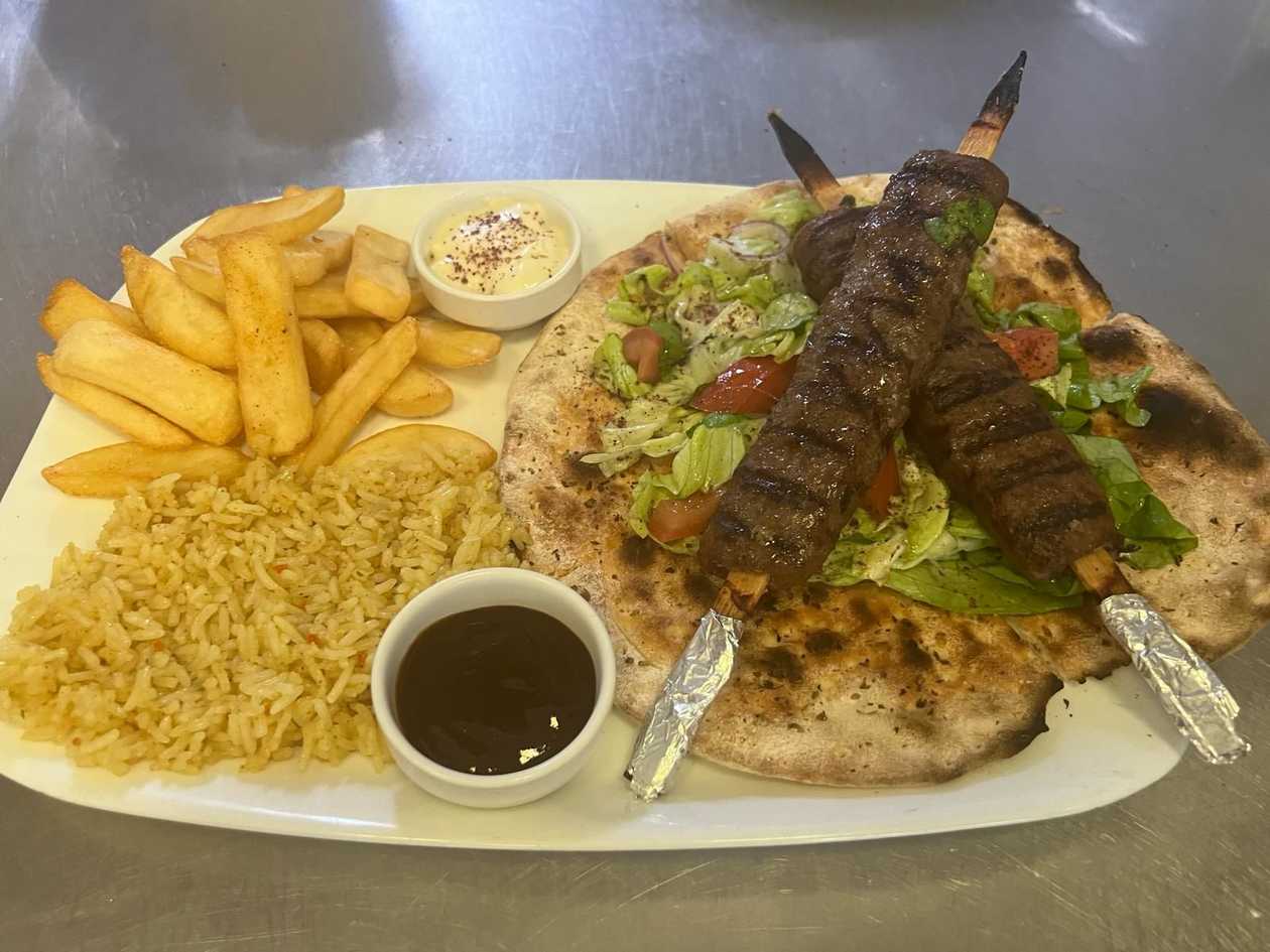 Adana Kebab cu orez, cartofi prajiti si salata