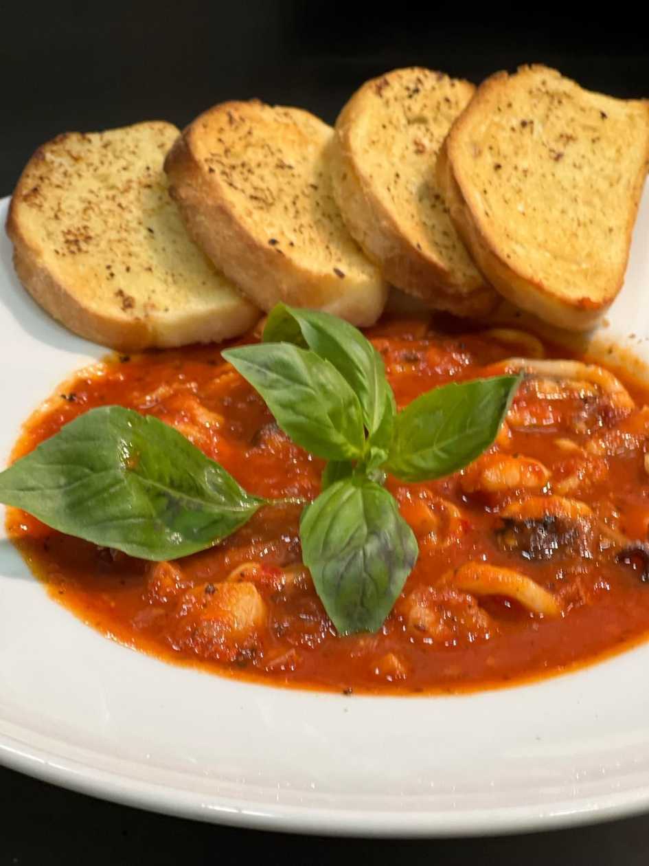 Fructe de Mare in Sos Rosu