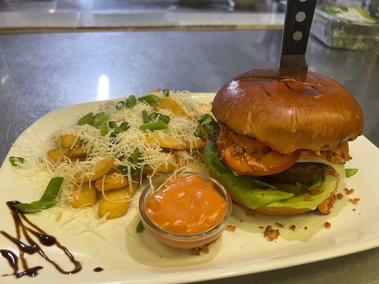 Hamburger Black Angus, cartofi prajiti cu parmezan si ceapa verde