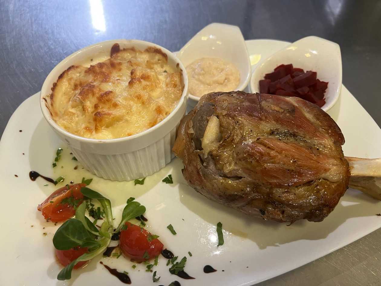 Stinco de porc cu cartofi gratinati, sfecla si hrean