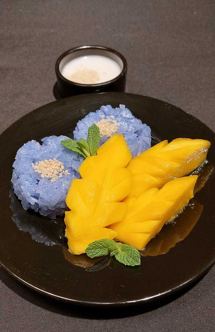 Sticky rice with mango