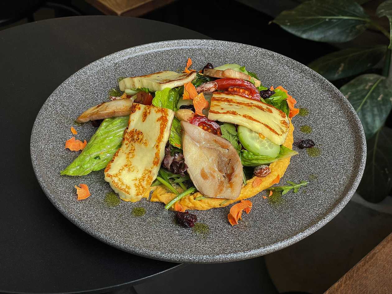 Салат з куркою та халумі 265 г