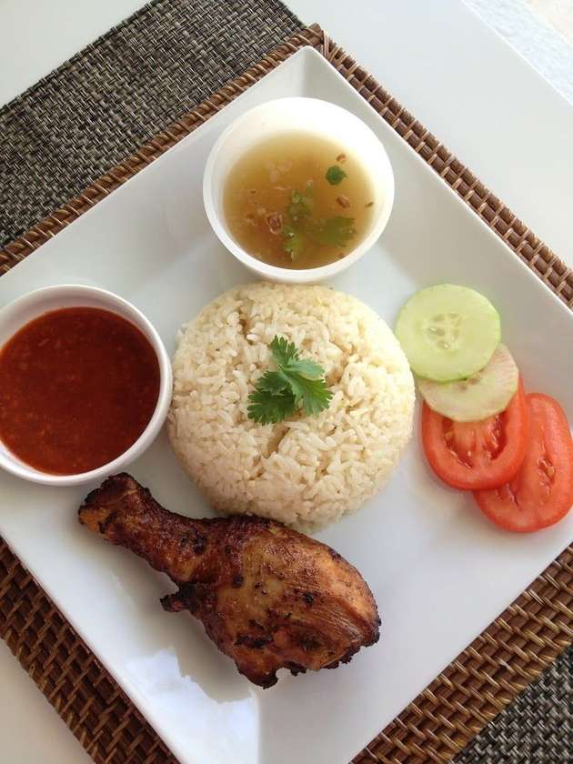 Plain rice with mixed salad and chicken