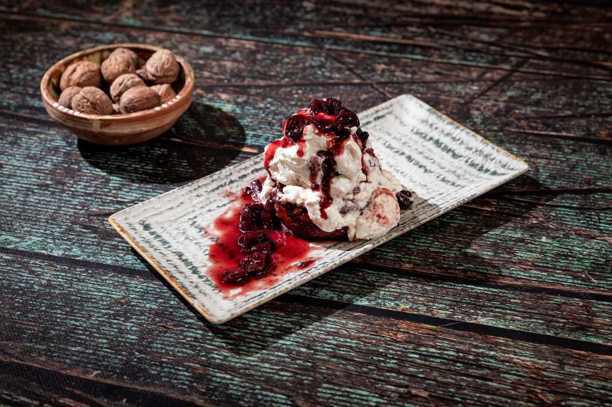 Romanian sweet cheese dumplings with sour cream and homemade jam