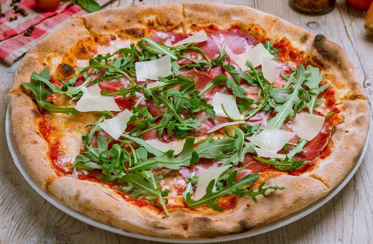 Arugula prosciutto pizza