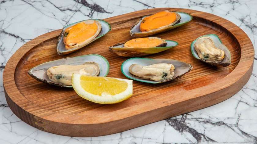 Steamed Green-Lipped Mussels (6 pcs)