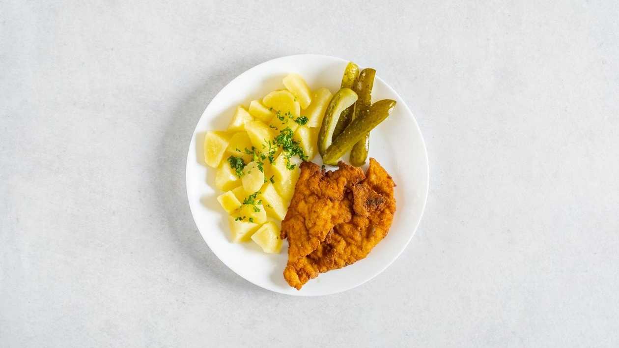 Fried chicken schnitzel, cooked potato