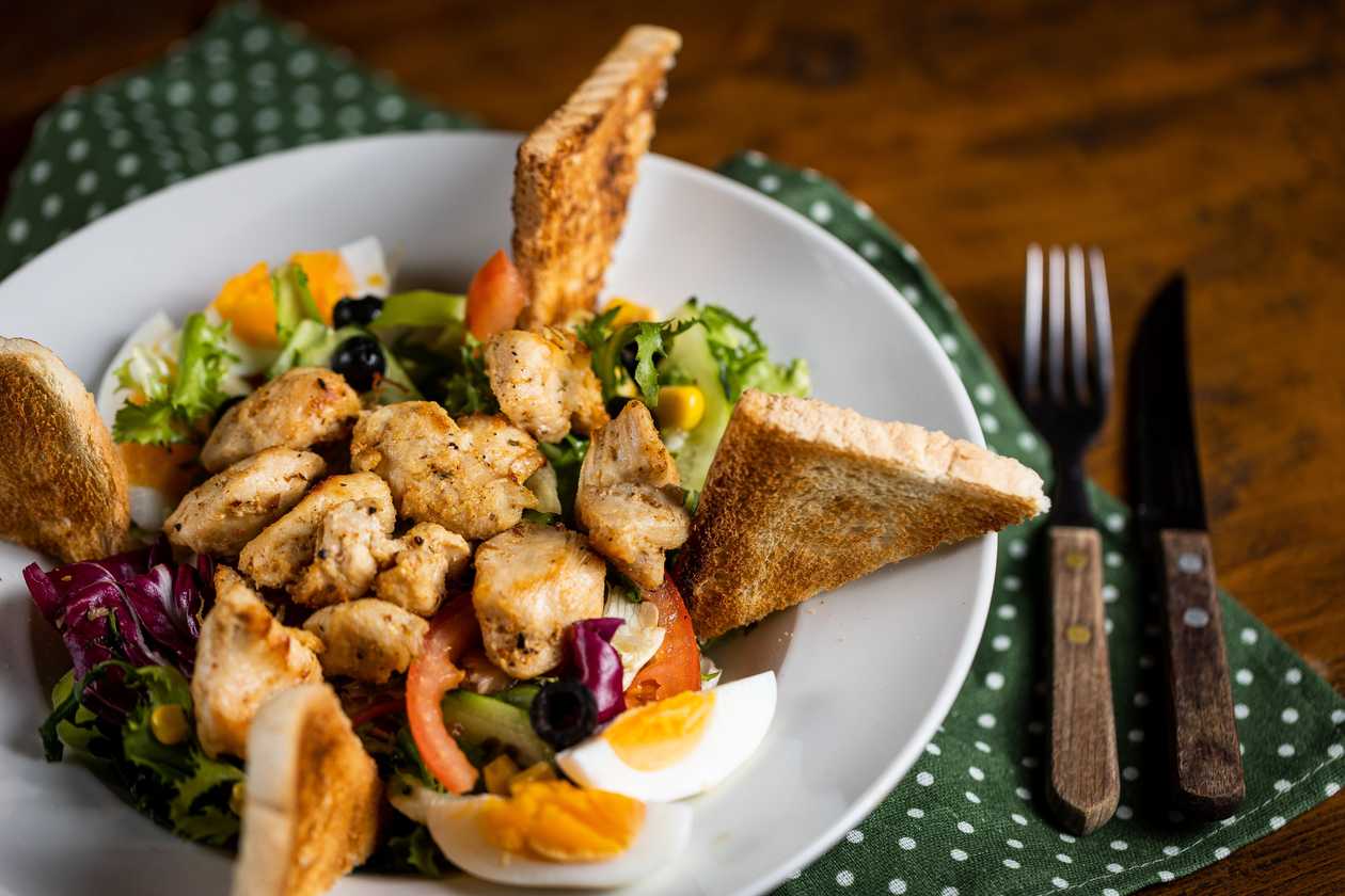 Vegetable salad with chicken, toast