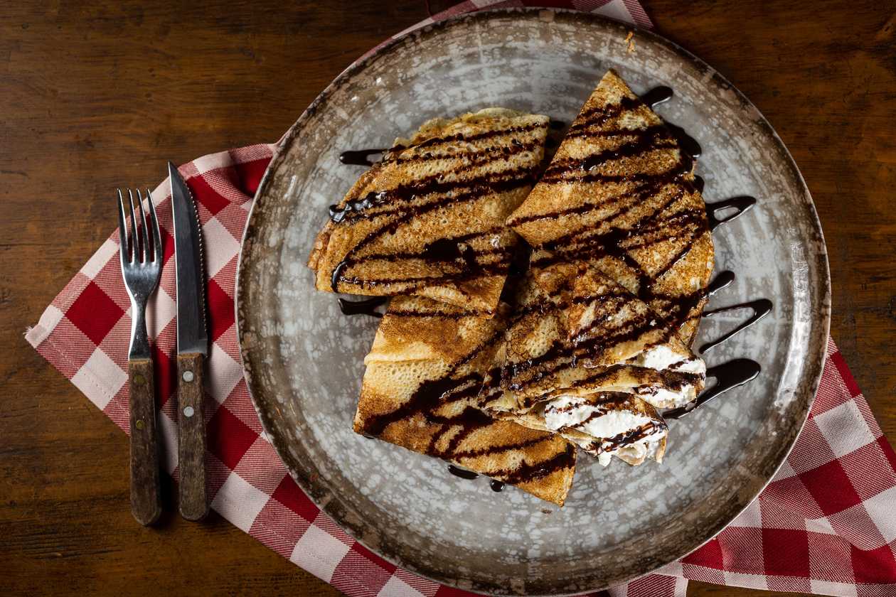 Pancakes filled with quark with chocolate coating