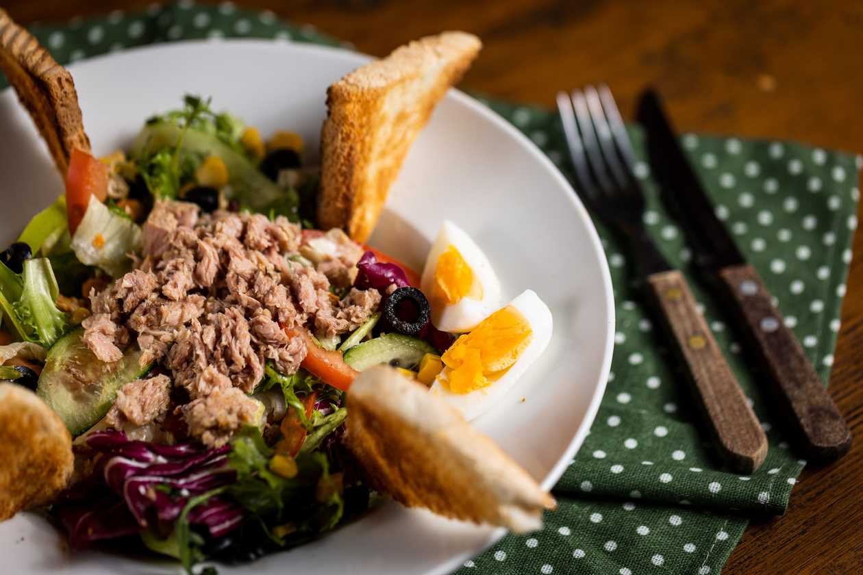 Vegetable salad with tuna, toast