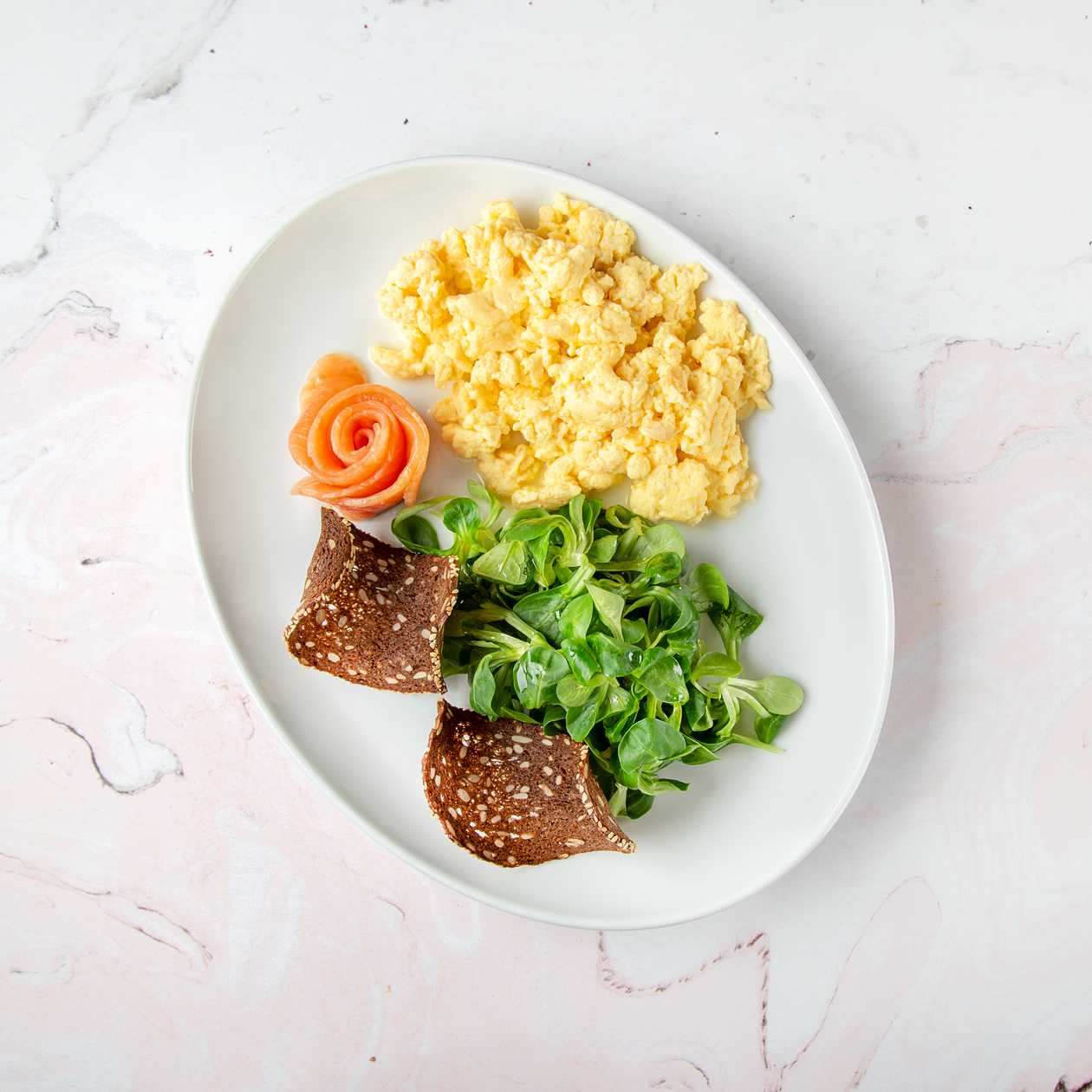 Scramble with lightly salted salmon