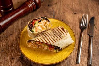 Wrap cu pui crispy și sos sweet chilli