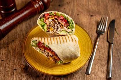 Wrap cu piept de pui și avocado