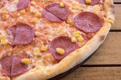 Pizza salami kukurica