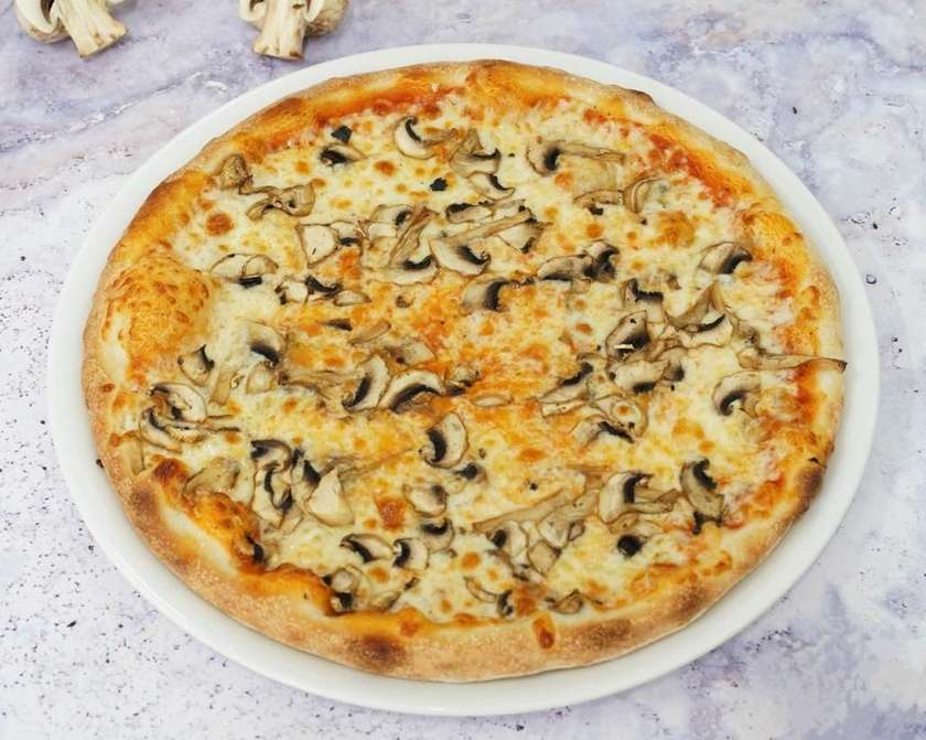 🎁  2-for-1 - Fungi Pizza.