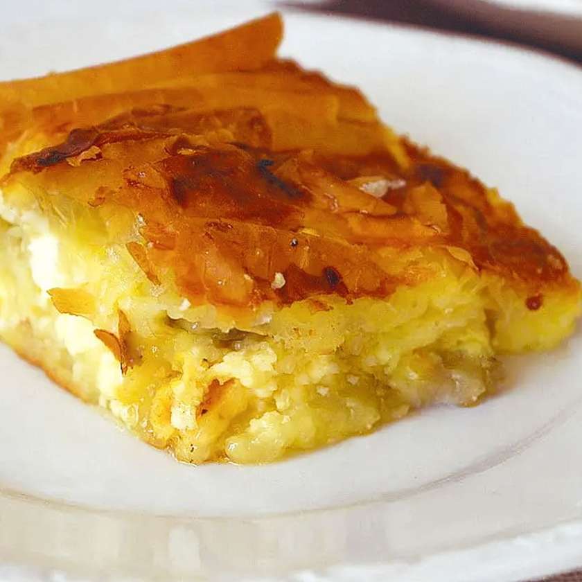 Pie with sweet cheese and raisins