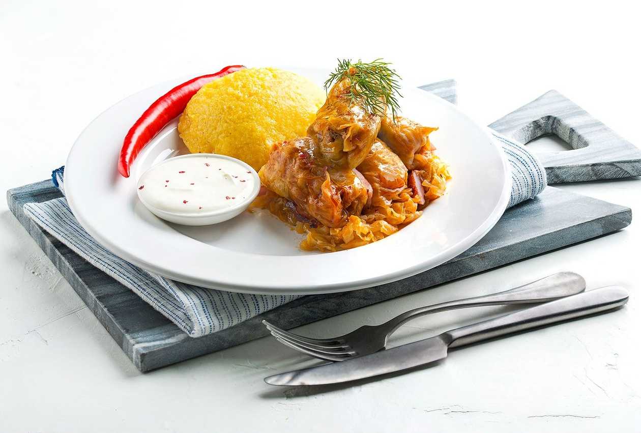 Cabbage meat rolls with polenta meal