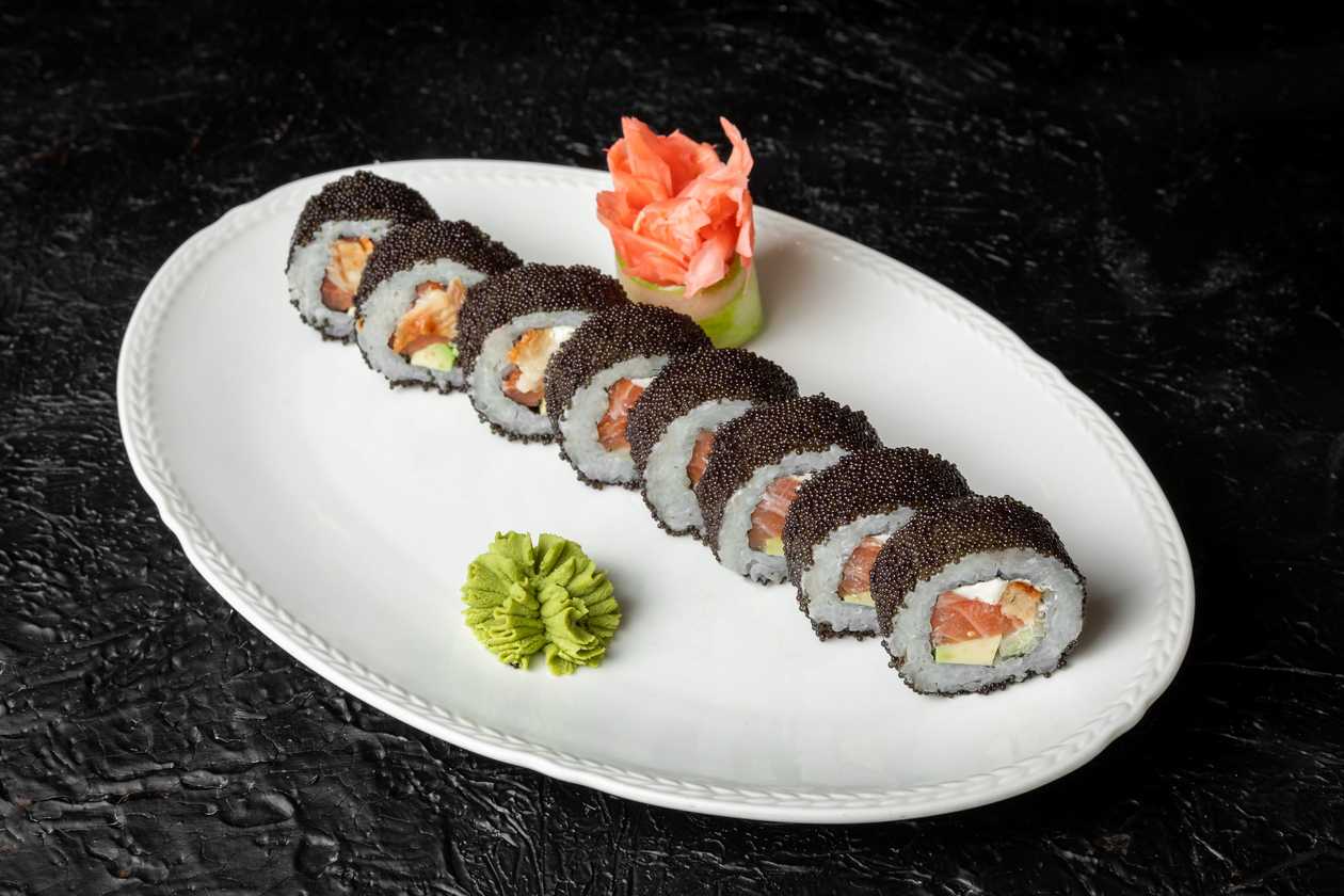 Roll California with salmon and eel