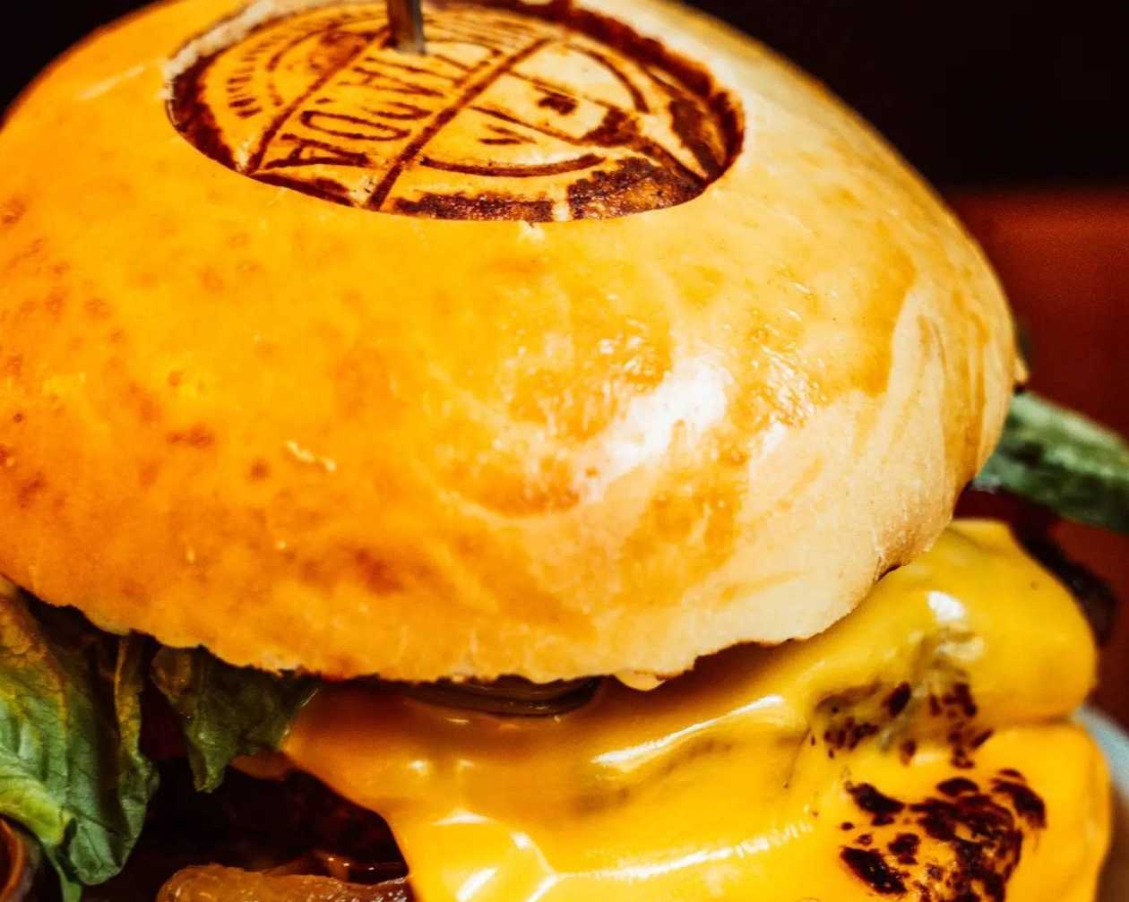 Burger wołowy z frytkami