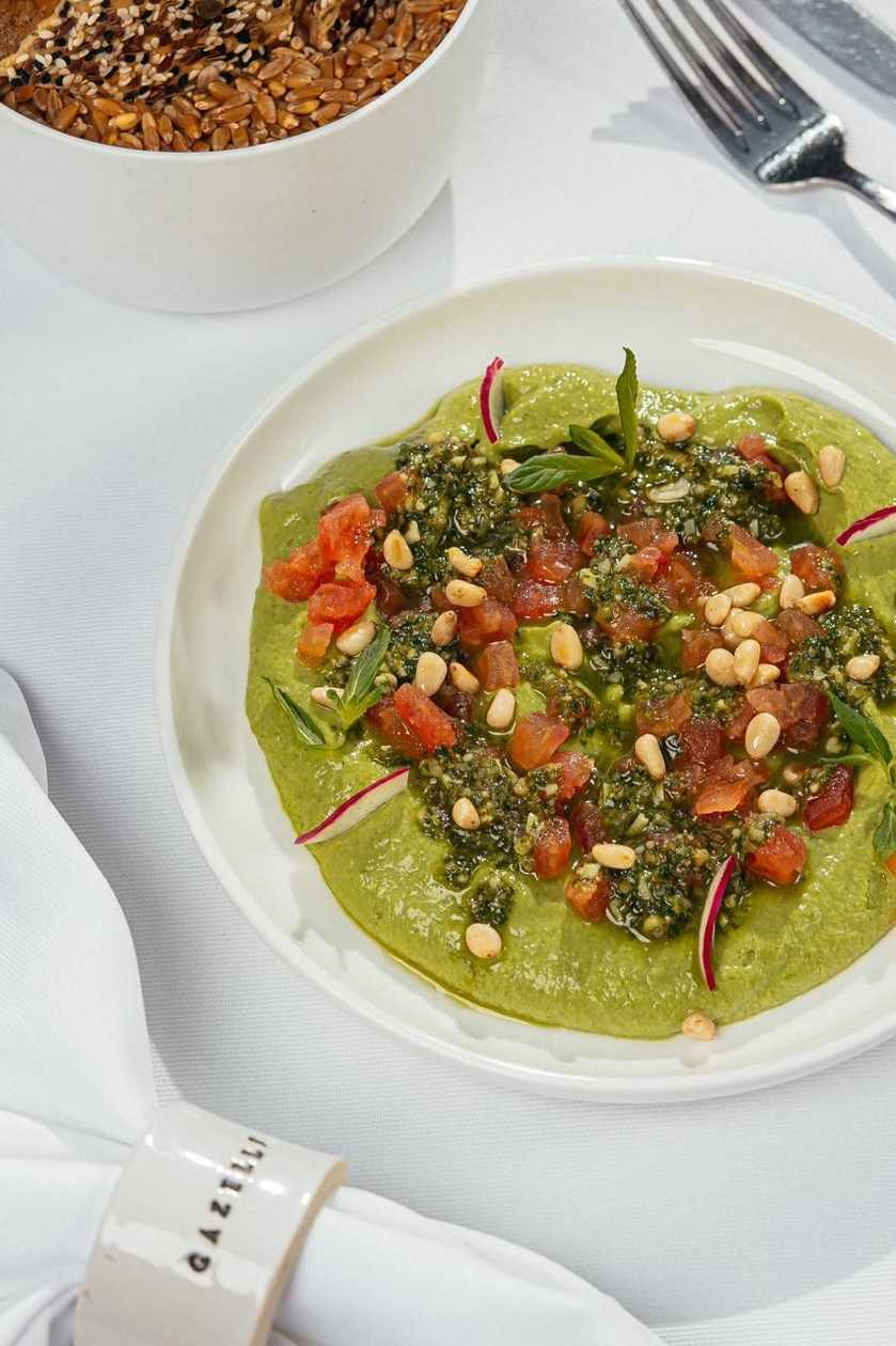 YAŞIL PESTO SOUSU VƏ XIRÇILDAYAN ÇÖRƏKLƏ AVOKADOLU  QUAKAMOLE