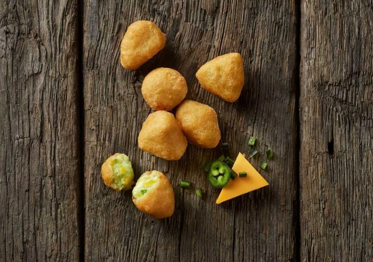 Teravad Cheddari juustupallid kastmega (8 tk)