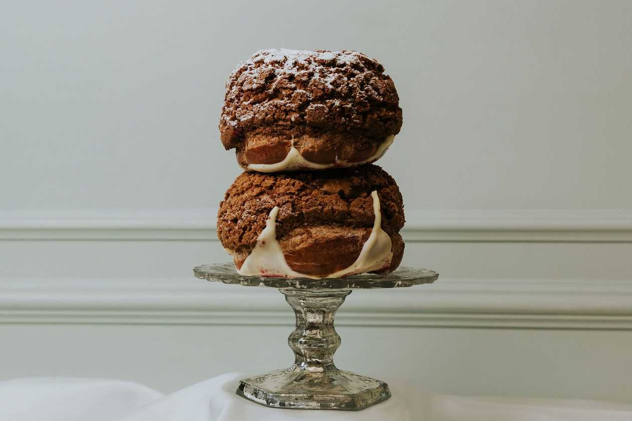 Profitrool keedukreemi ja kirsimoosiga