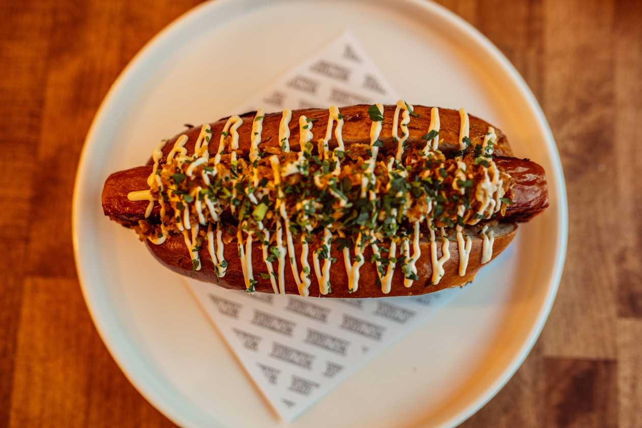 Hot Dog Klasyczny z Kiszonym Ogórkiem