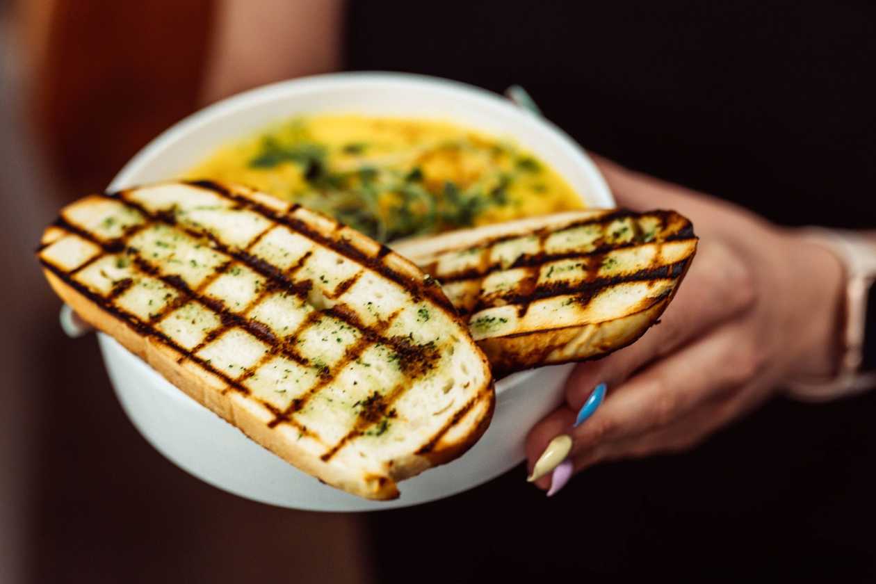 Kremowa Zupa z Cheddarem i Musztardą