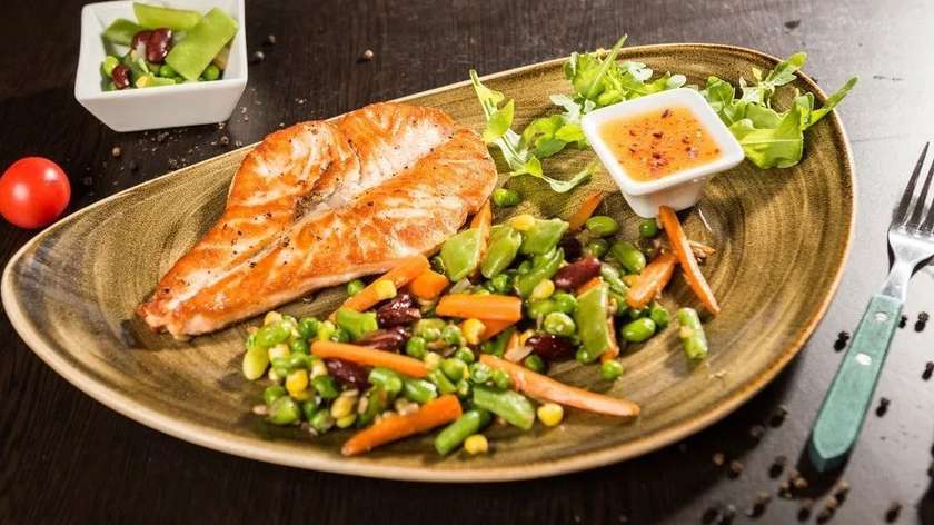 Oven-baked salmon, green beans, lemon sauce
