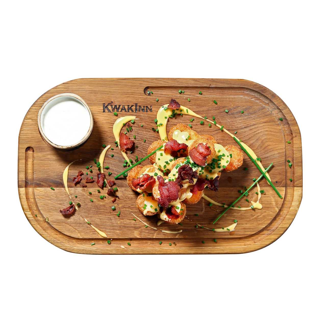 Картофельная закуска по-американски с соусом из сыра чеддер