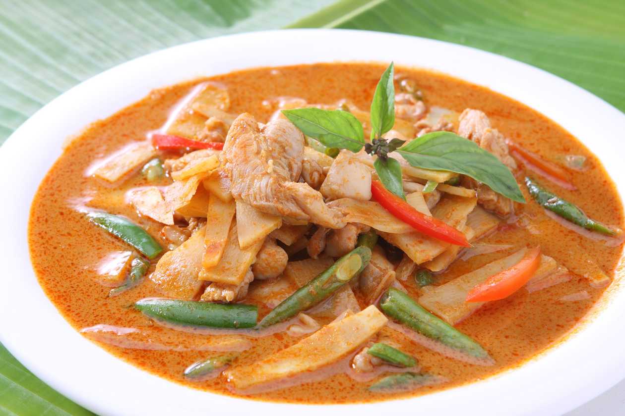 Crispy chicken breast with red curry