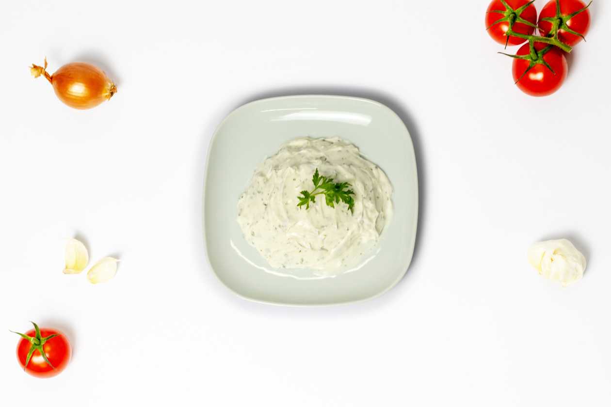 Yogurt cream with mint and garlic