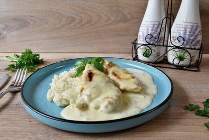 Chicken breast and gorgonzola sauce
