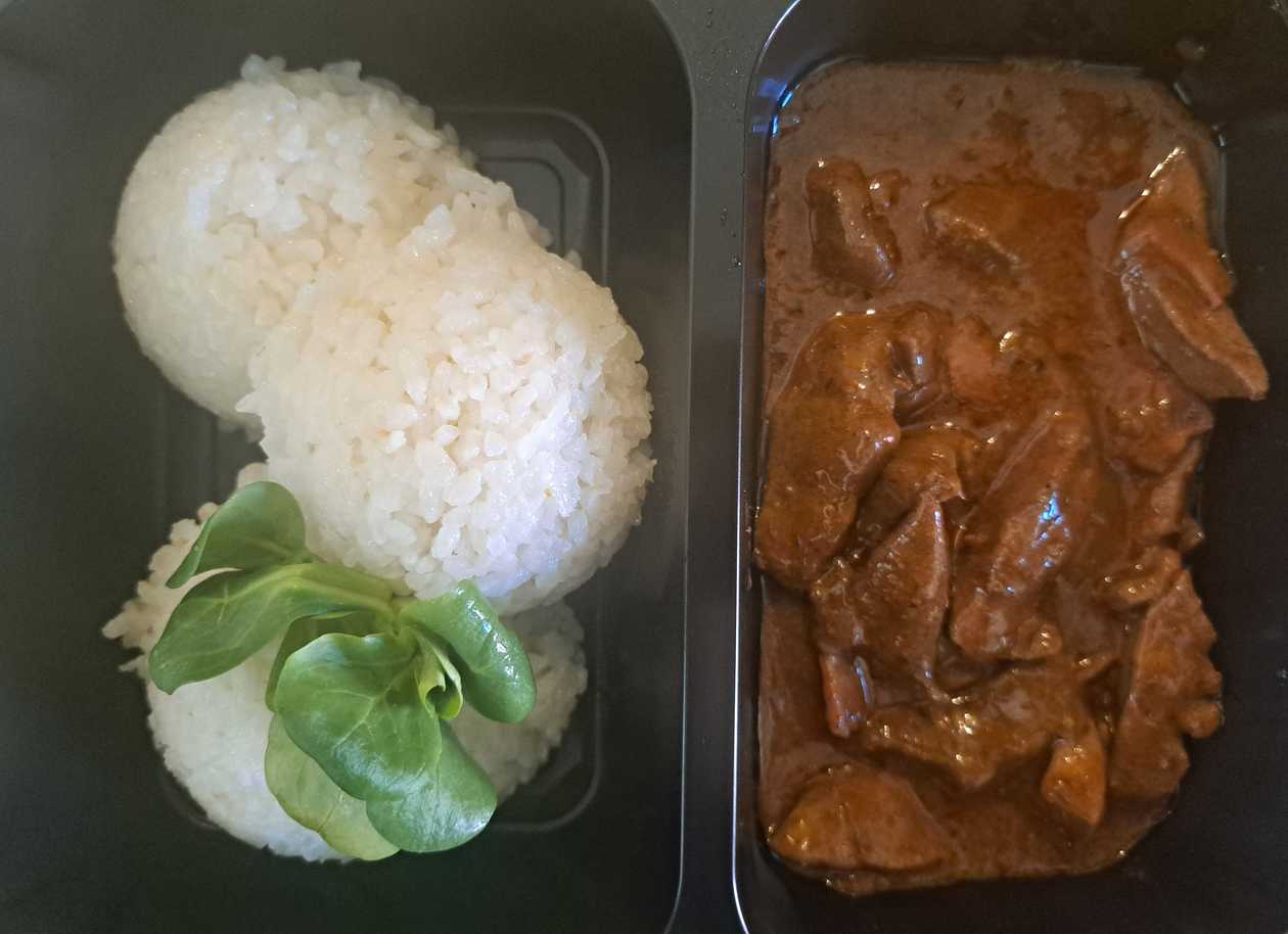 Restovaná sedliacká hydinová pečeň so slaninkou, ryža