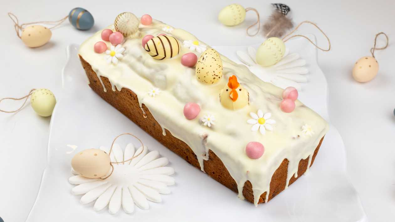 Keksas su cukatais ir balto šokoladiniu triufelio glajumi