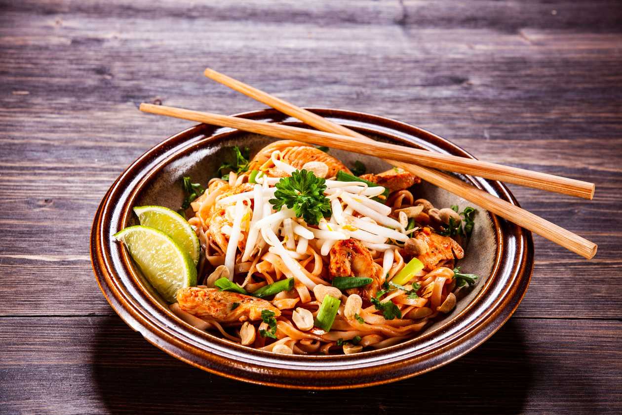Pad thai s kuřecím masem