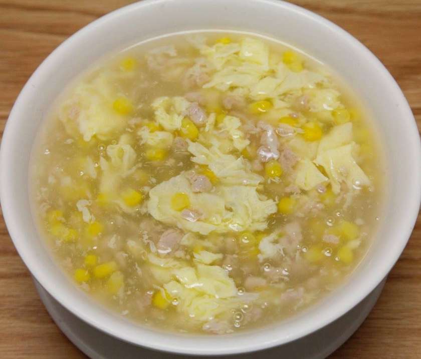 Polévka s kukuřicí a kuřecím masem