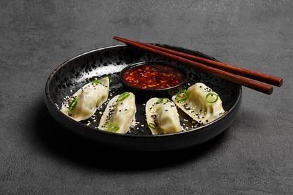 Petrželové brambory se smaženou cibulkou