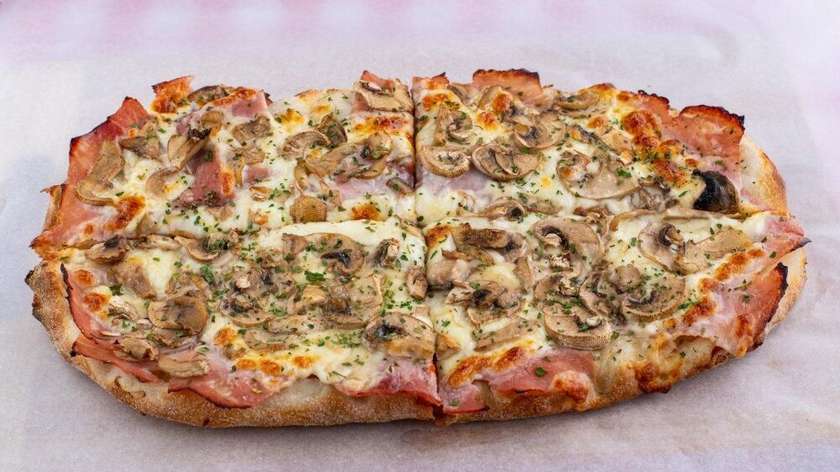 Cotto and funghi pinsa