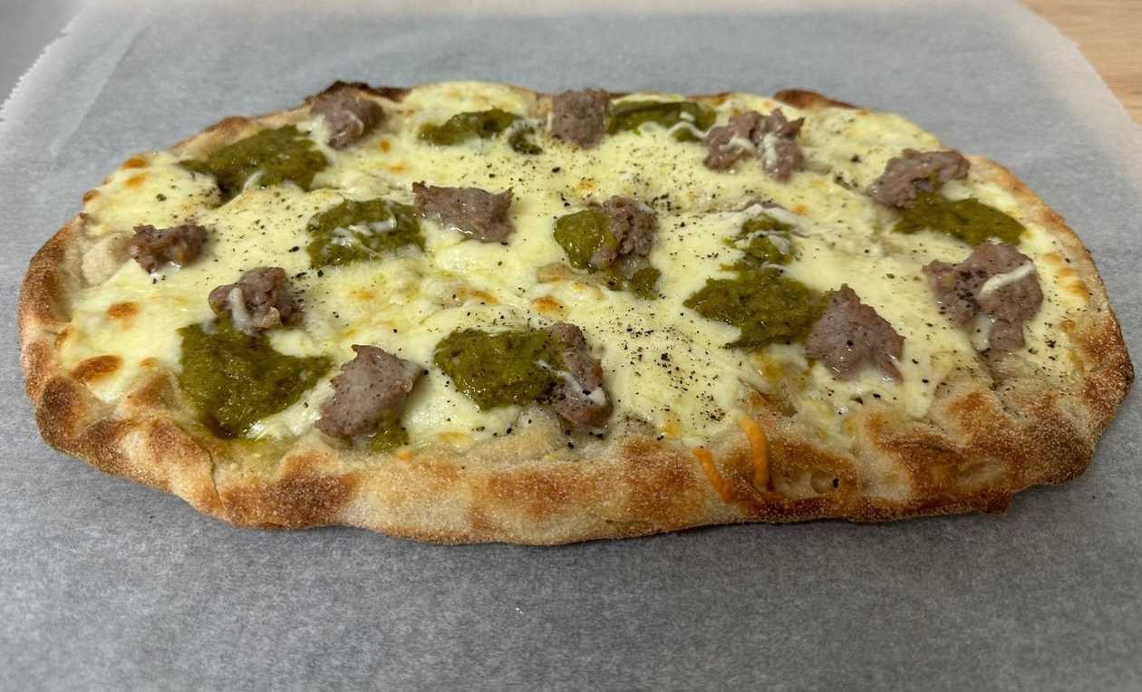 Salsiccia, pecorino and asparagus pinsa