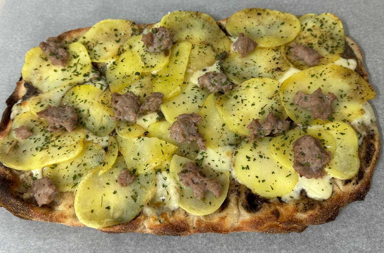 Truffles, potatoes, sausages pinsa