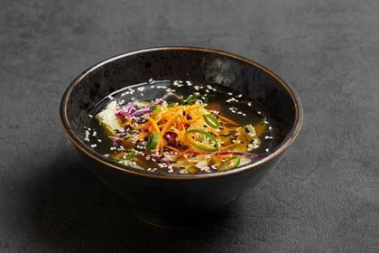 Malý vývar s tempehem, tofu a zeleninou